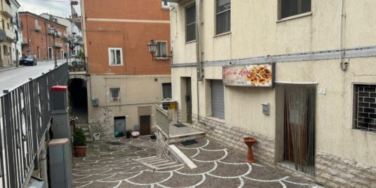 Locale in fitto per attività di pizzeria a taglio.