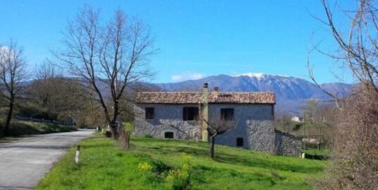 Casale in pietra in agro di Vinchiaturo.