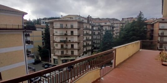 Appartamento con terrazzo in via Monsignor Bologna.