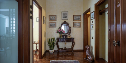 Appartamento elegante in via Monsignor Bologna.